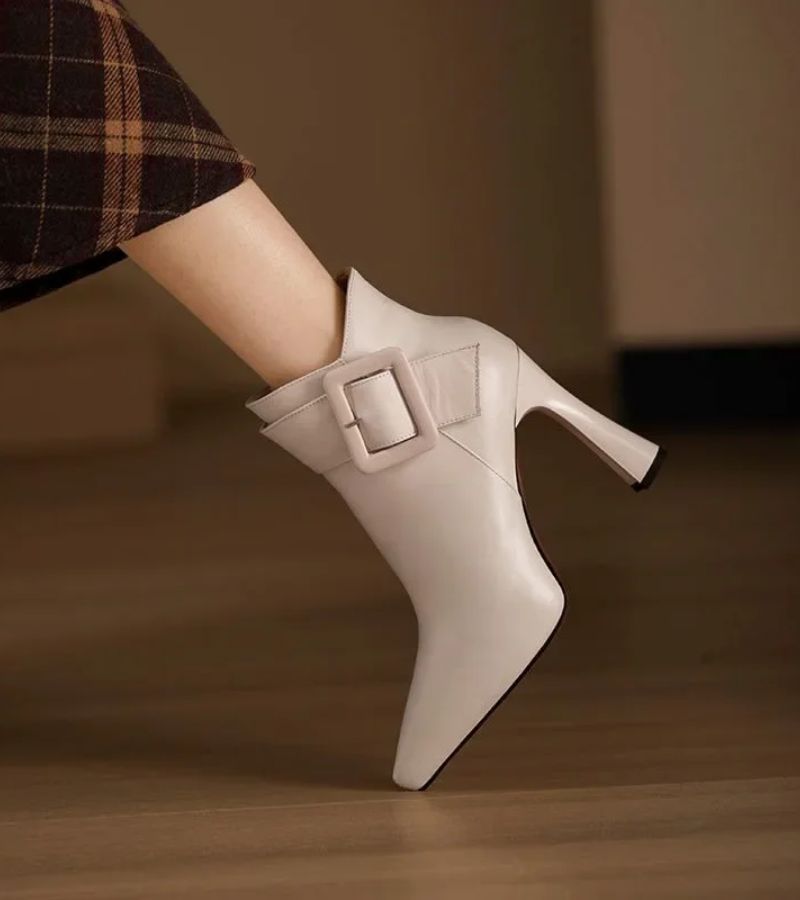 Ankelboots med klack och stort spänne