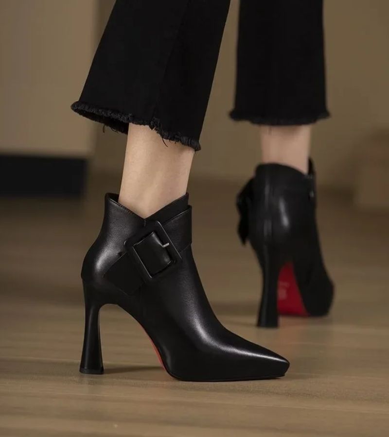 Ankelboots med klack och stort spänne