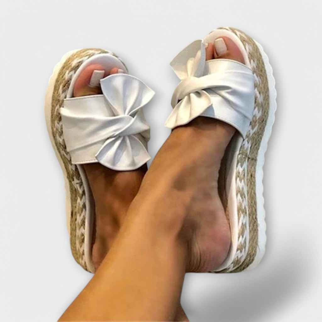 Solegenius – sandal med ergonomisk passform och rosett