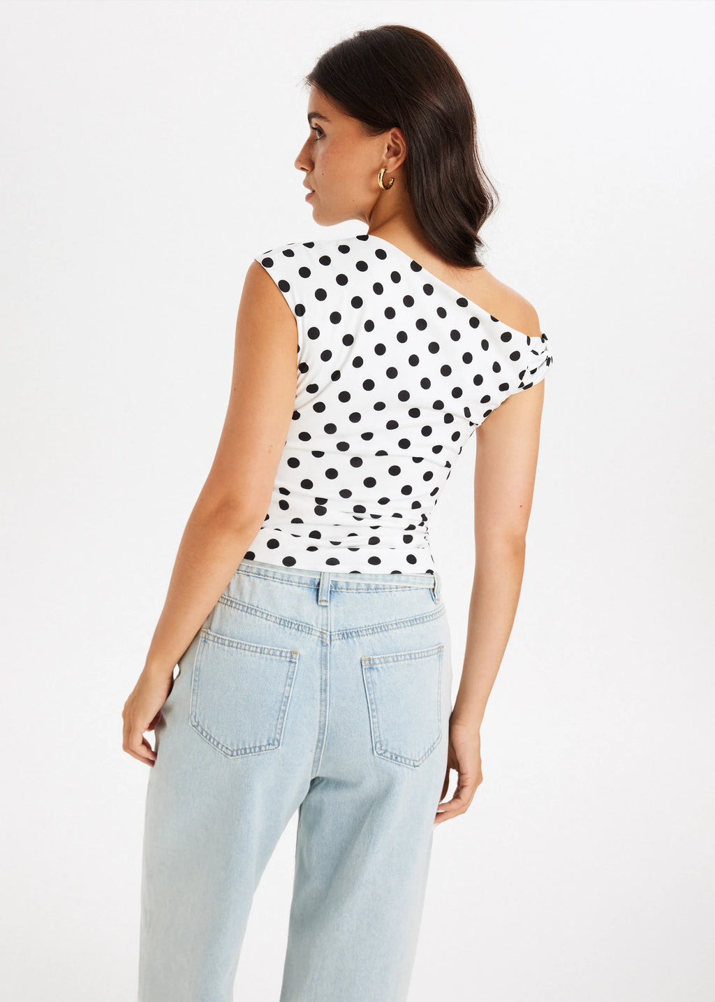 Nina | Asymmetrisk prickig topp