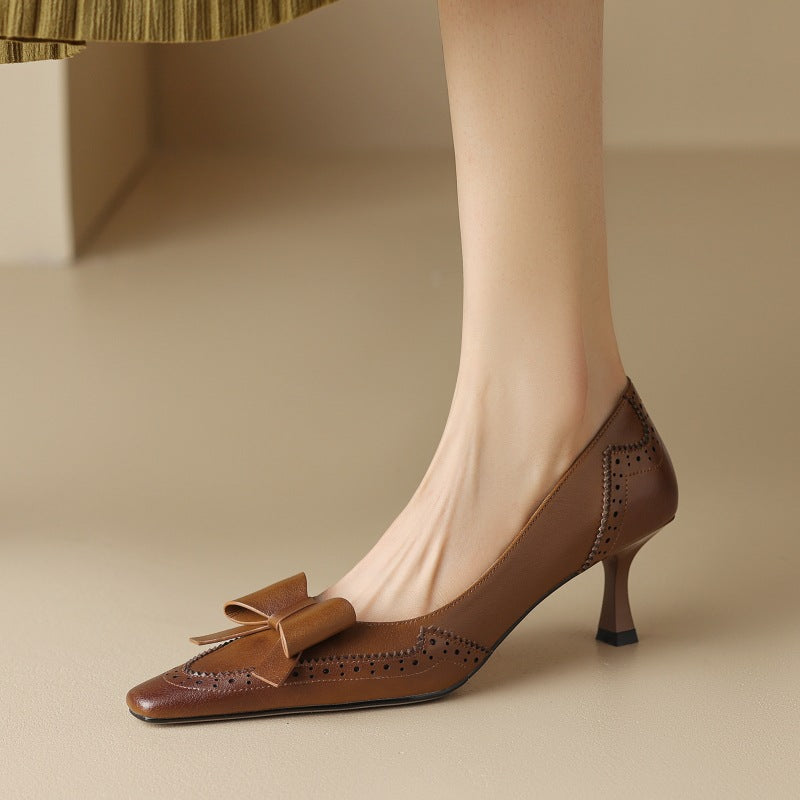 Claire | Pumps med band och perforeringar
