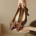 Claire | Pumps med band och perforeringar