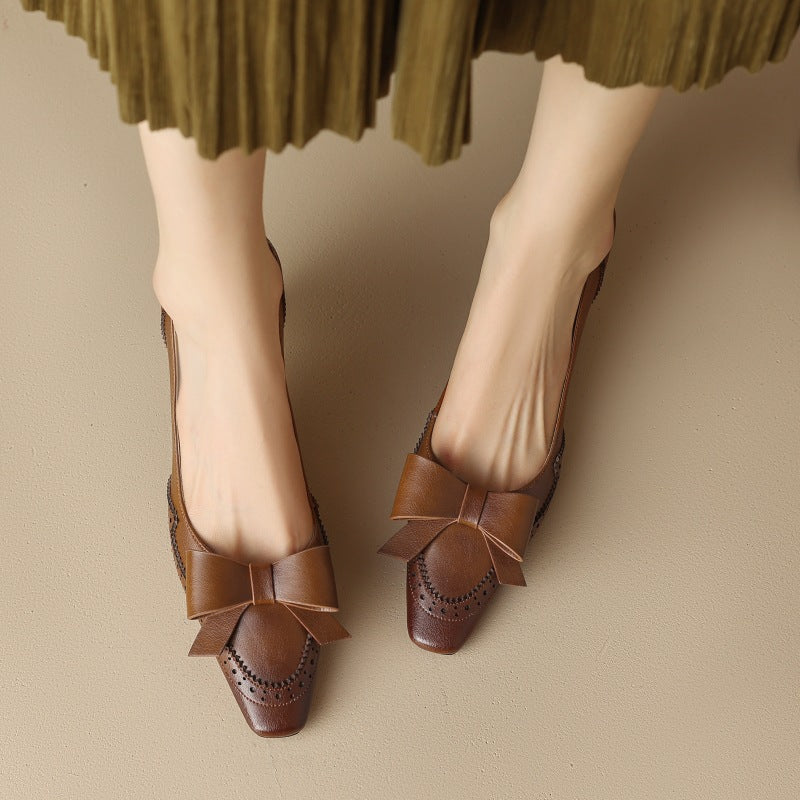 Claire | Pumps med band och perforeringar