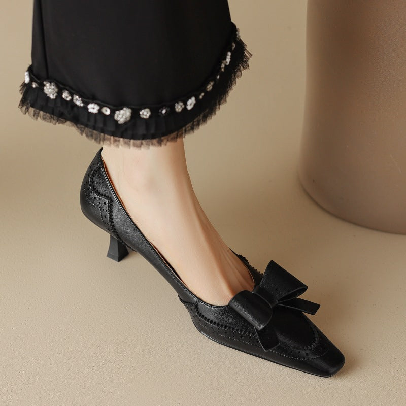 Claire | Pumps med band och perforeringar