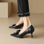 Claire | Pumps med band och perforeringar