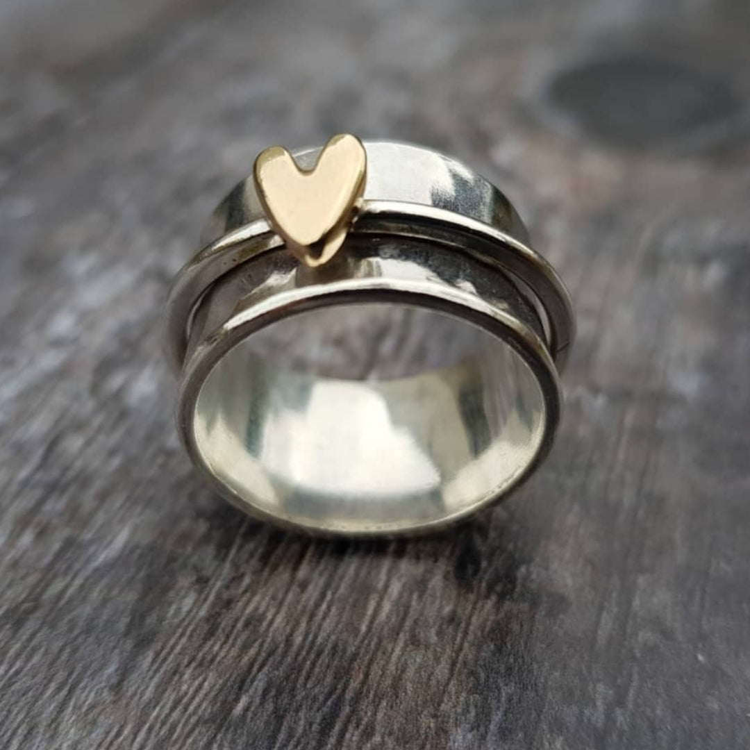 Silverring med guldfärgat hjärta