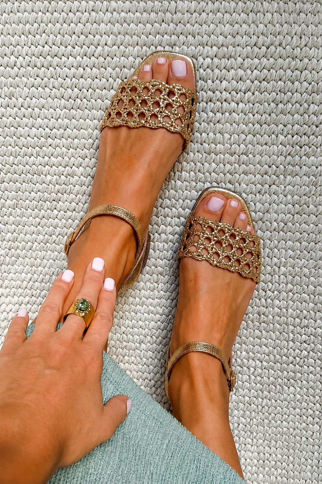 Véronique | Guldfärgade perforerade sandaler