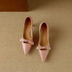 Margot | Lackpumps med perforerad rosett