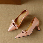 Margot | Lackpumps med perforerad rosett