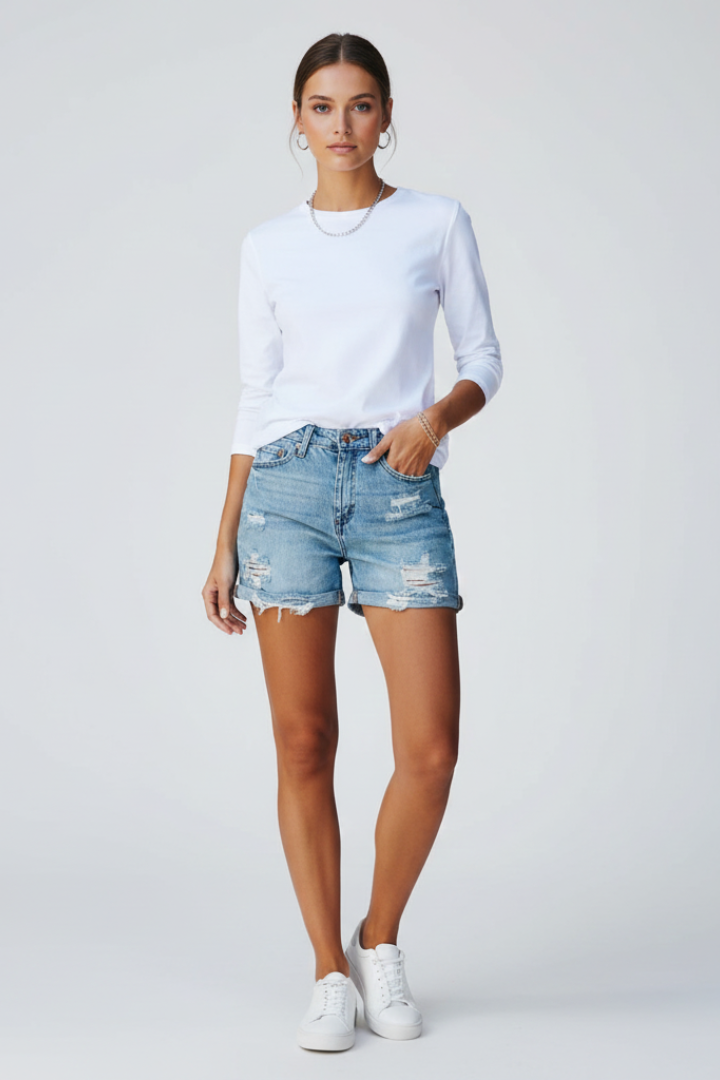 Charlotte – Damens Casual Shorts med Sliten Franskant