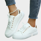 Moderna sneakers med sydd struktur och detaljer