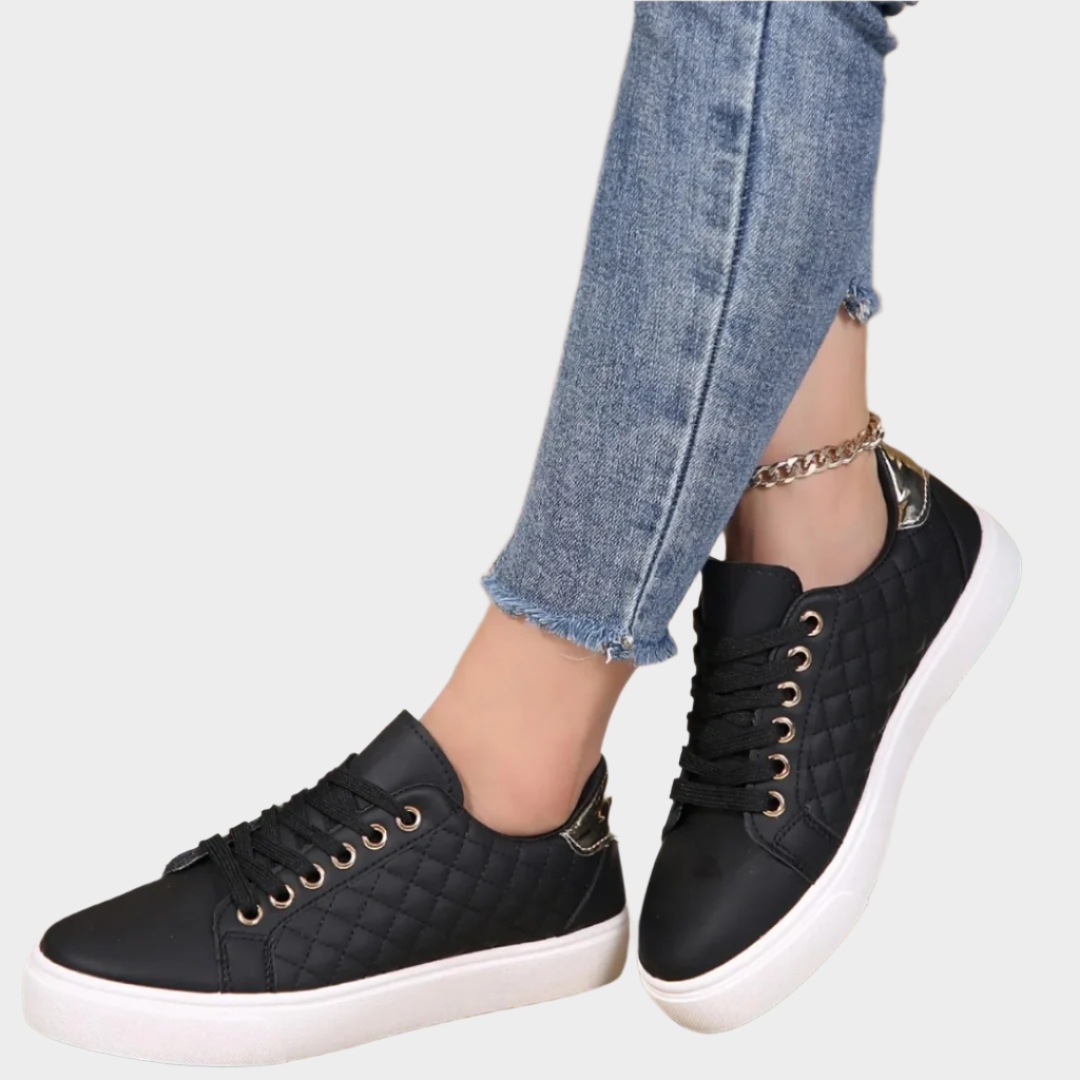 Moderna sneakers med sydd struktur och detaljer