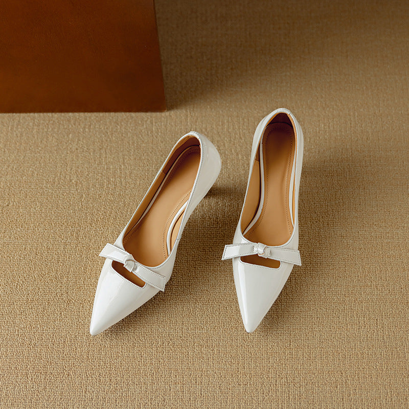 Margot | Lackpumps med perforerad rosett