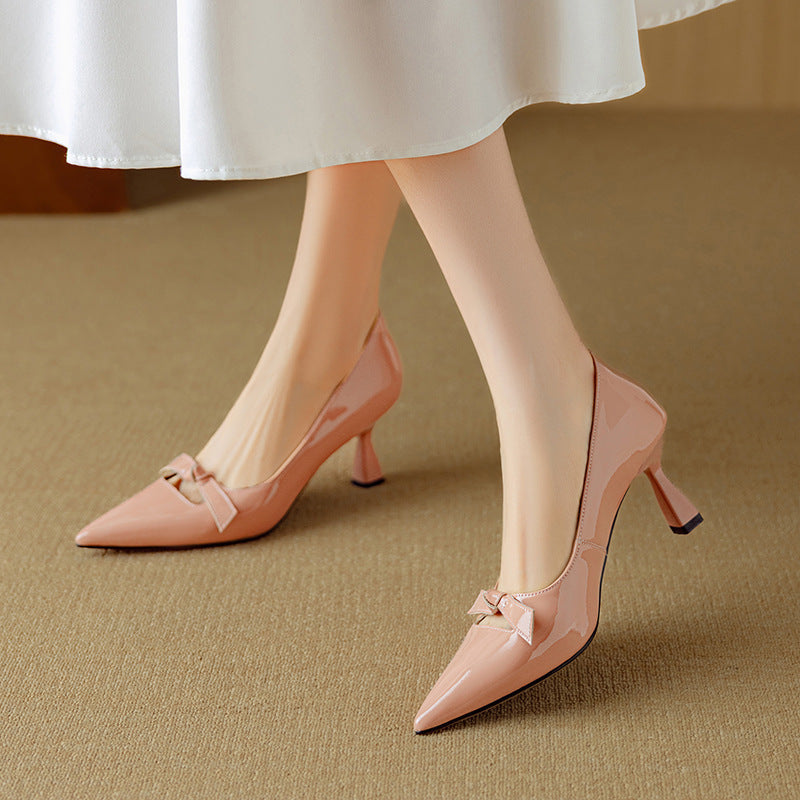 Margot | Lackpumps med perforerad rosett