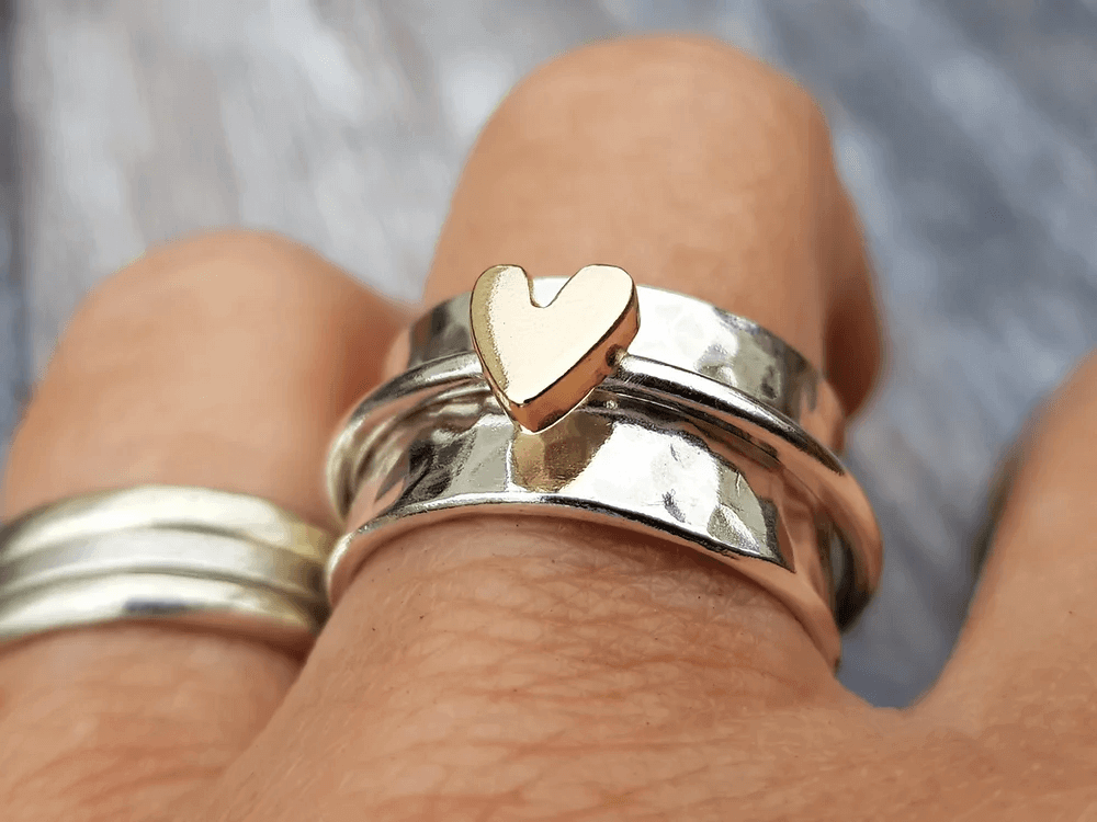 Silverring med guldfärgat hjärta