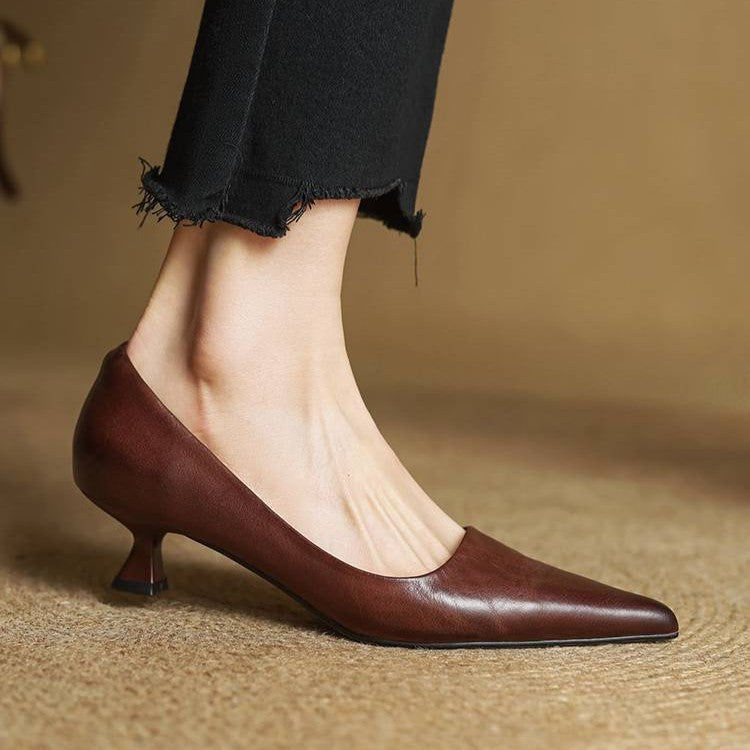 Charlotte | Spetsiga pumps med låg klack