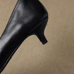 Manon | Pumps i läder med kitten heel
