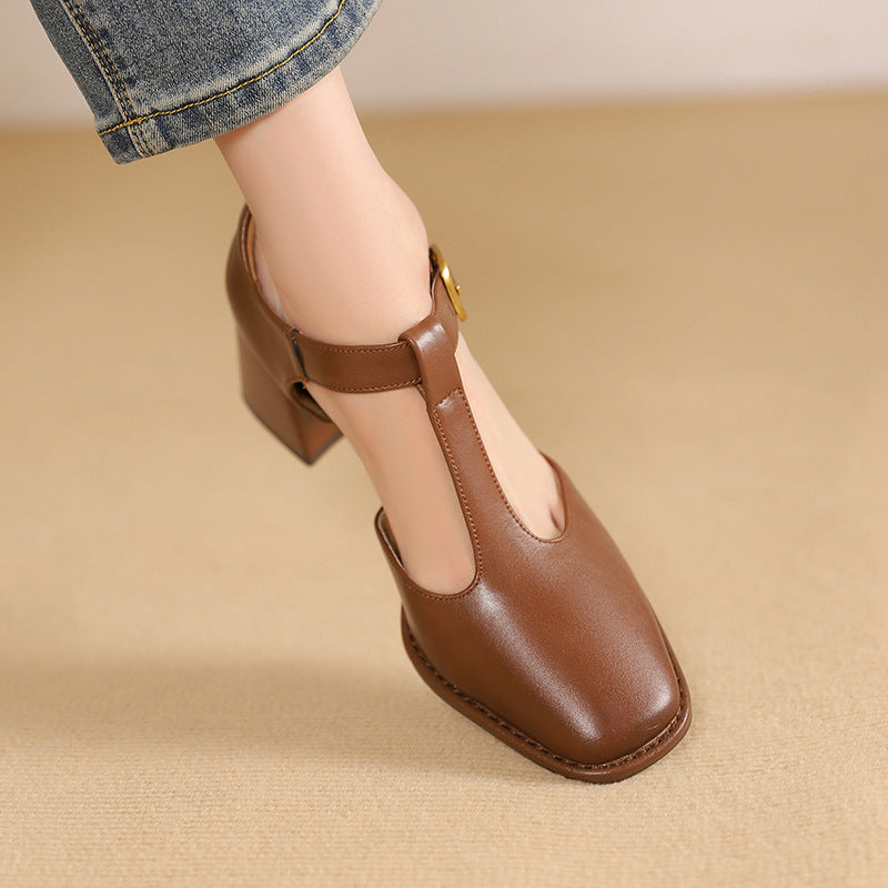 Corinne | Perforerade pumps med T-rem