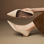 Manon | Pumps i läder med kitten heel