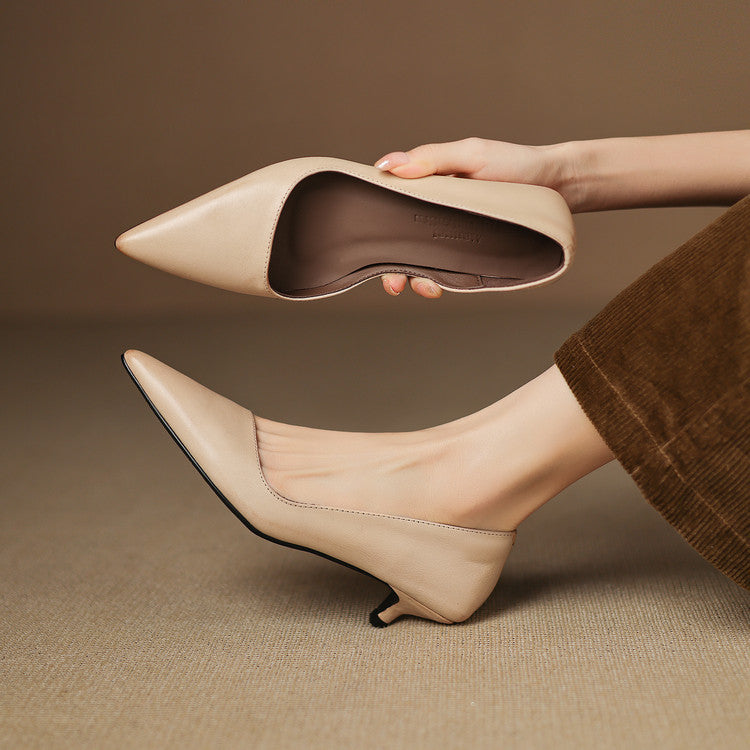 Manon | Pumps i läder med kitten heel