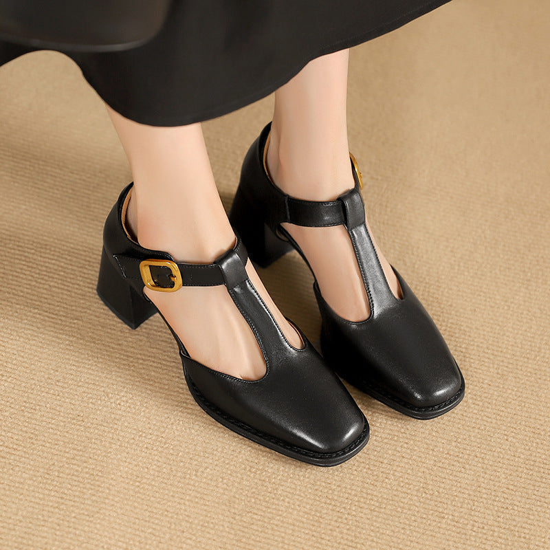 Corinne | Perforerade pumps med T-rem