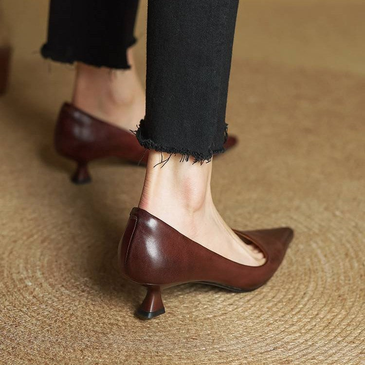Charlotte | Spetsiga pumps med låg klack