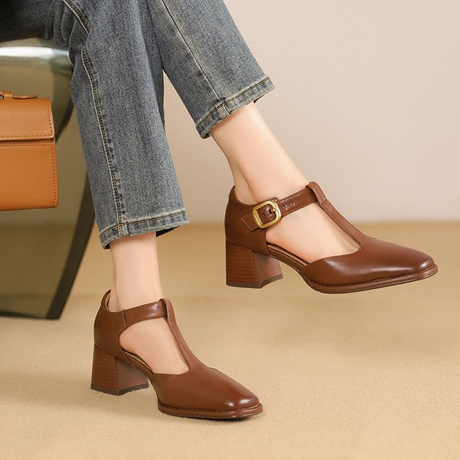 Corinne | Perforerade pumps med T-rem