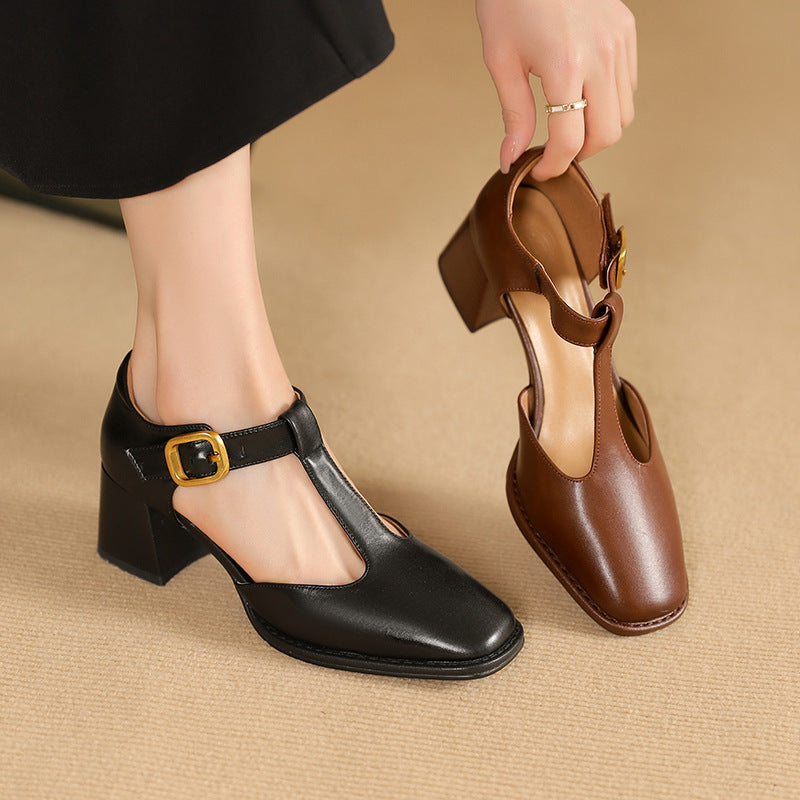 Corinne | Perforerade pumps med T-rem
