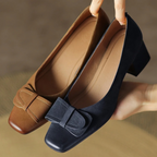 Monique | Pumps med rosett och låg klack