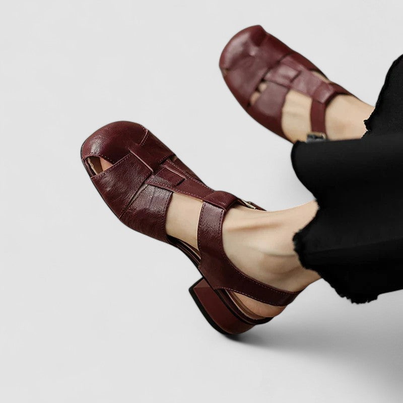 Sandrine | Perforerade Mary Janes med klack