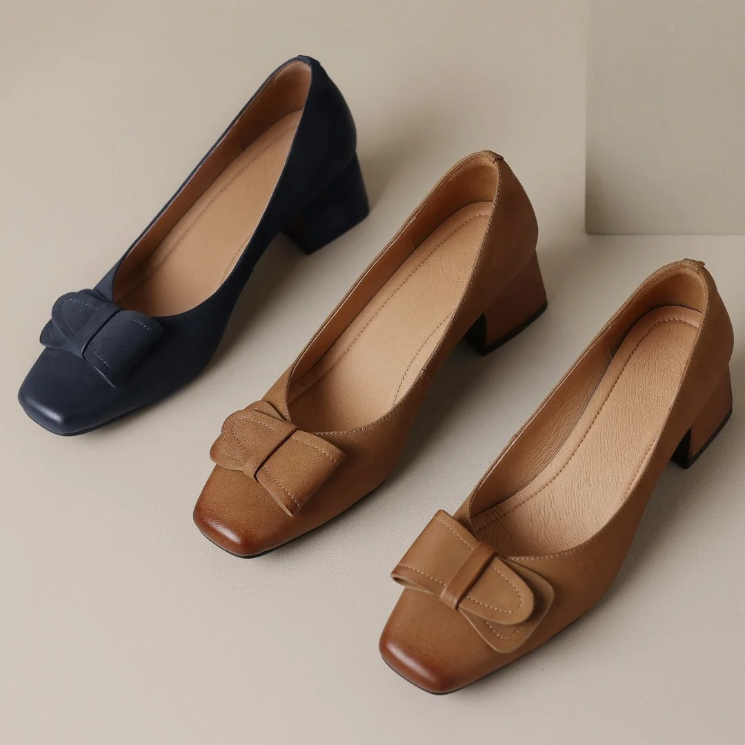 Monique | Pumps med rosett och låg klack