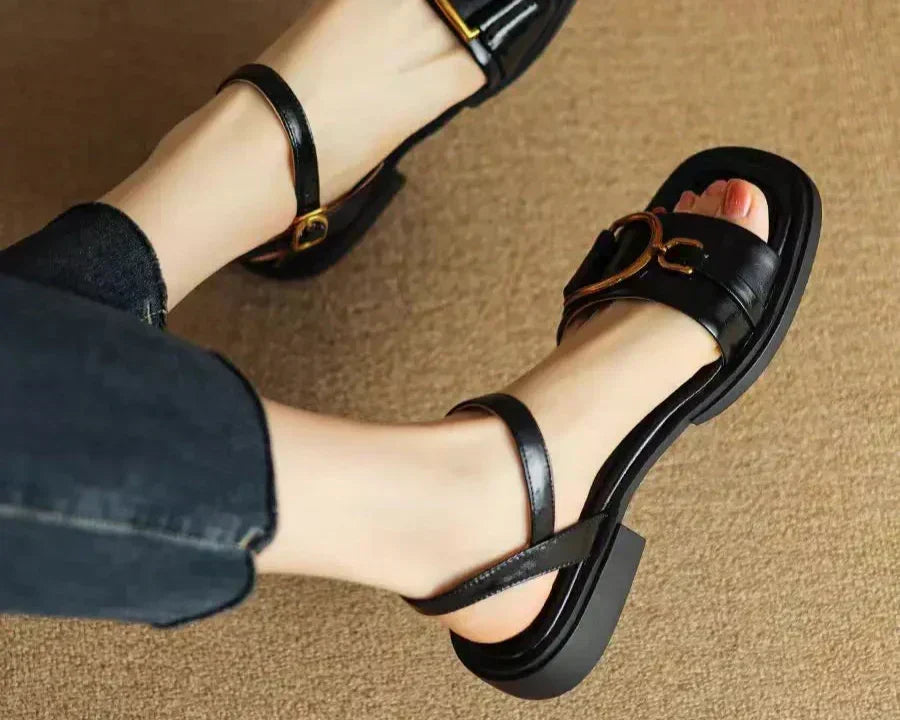 Amara – Platta Sandaler Med Spänne