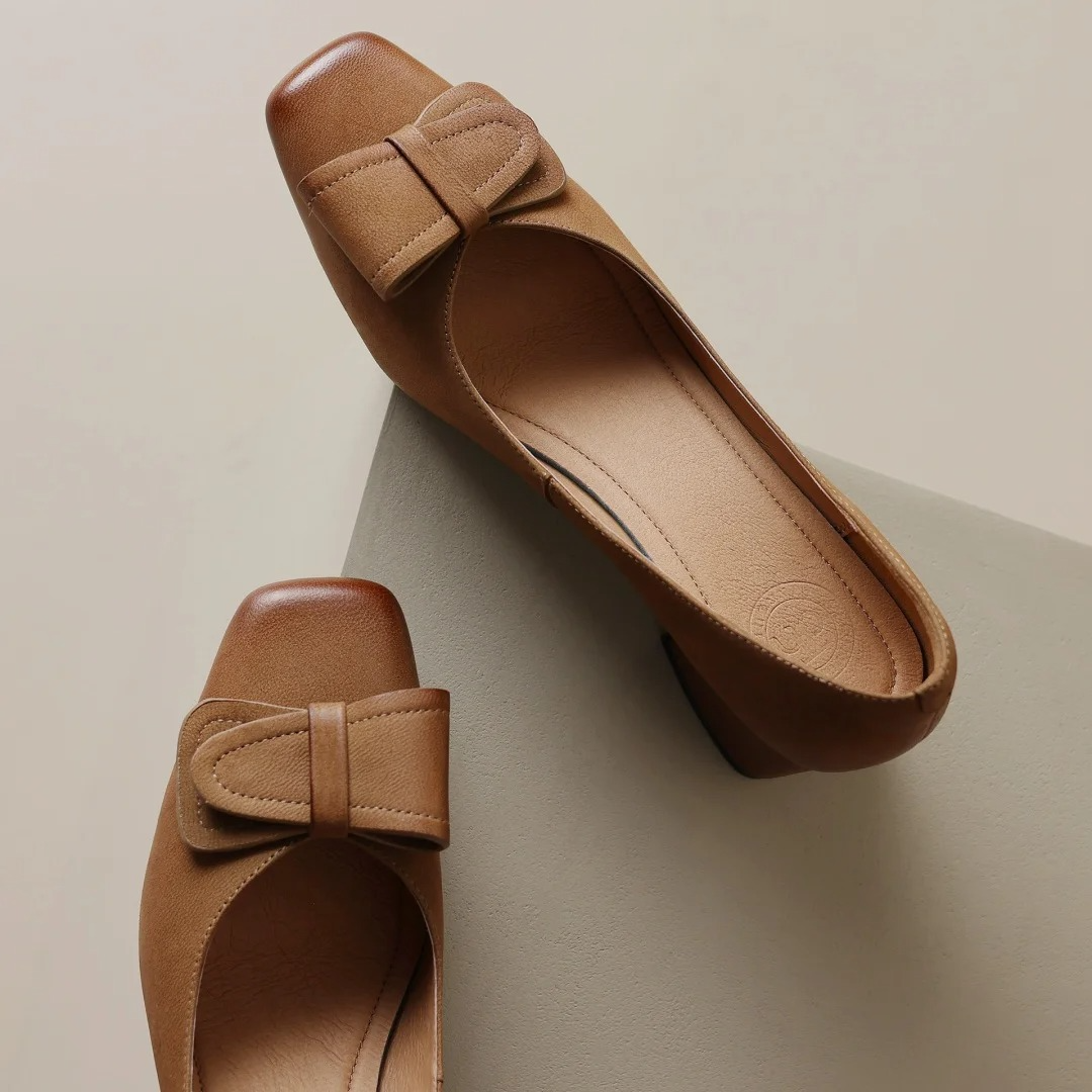Monique | Pumps med rosett och låg klack