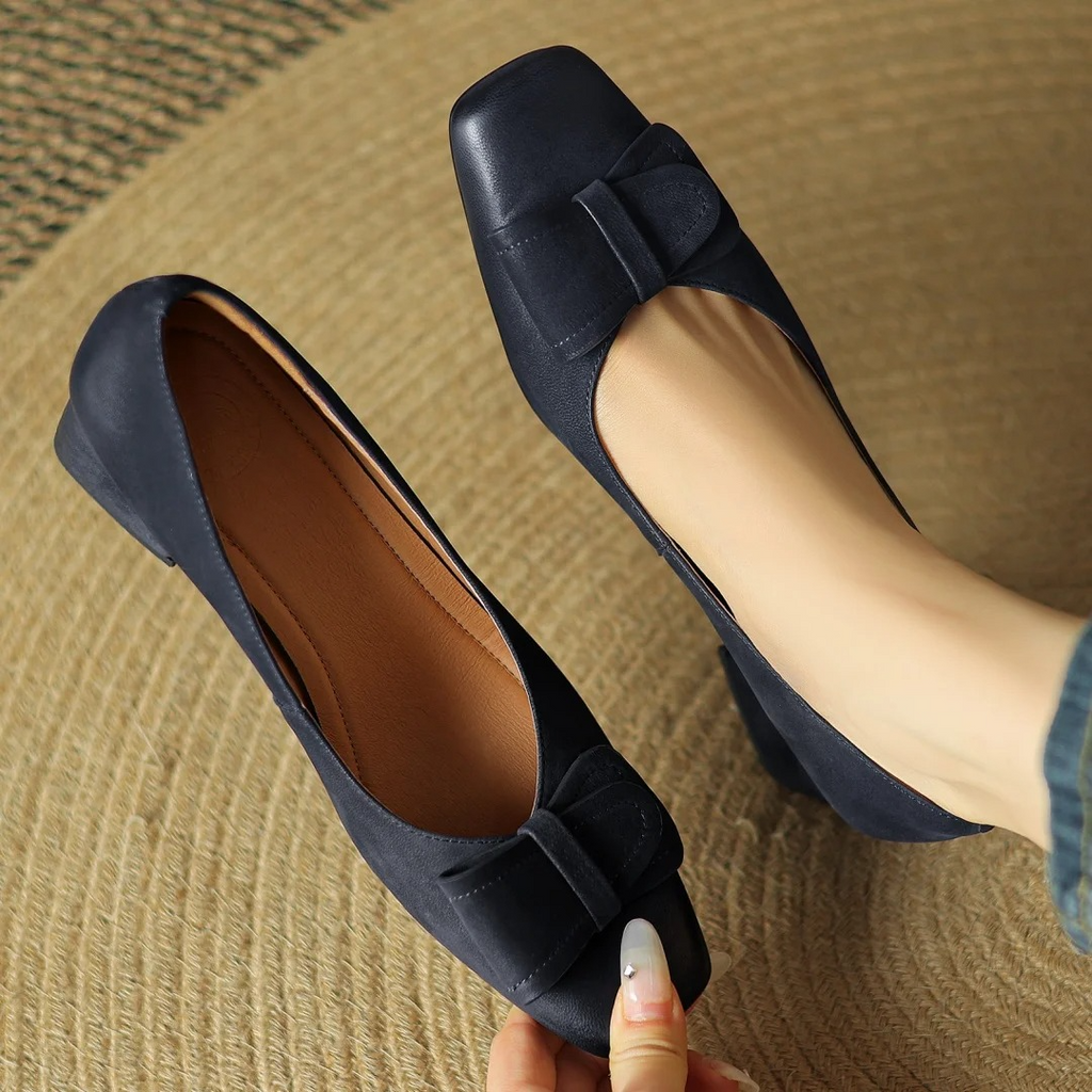 Monique | Pumps med rosett och låg klack