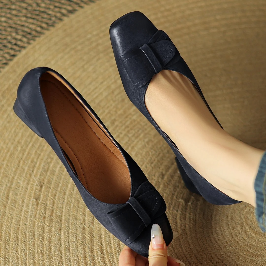 Monique | Pumps med rosett och låg klack