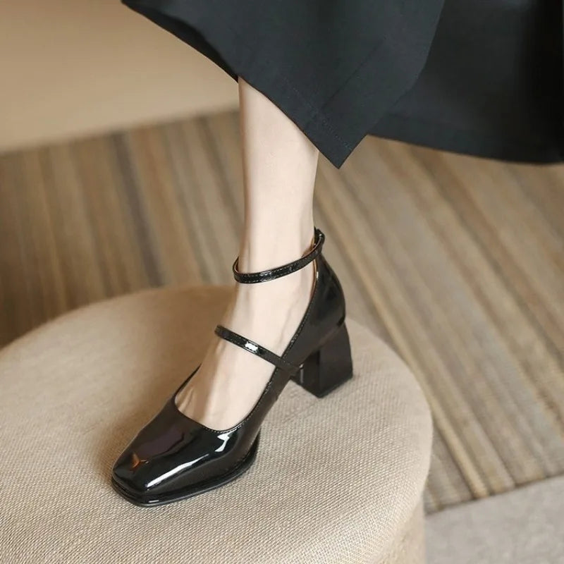 Charlotte | Lackpumps med ankelrem