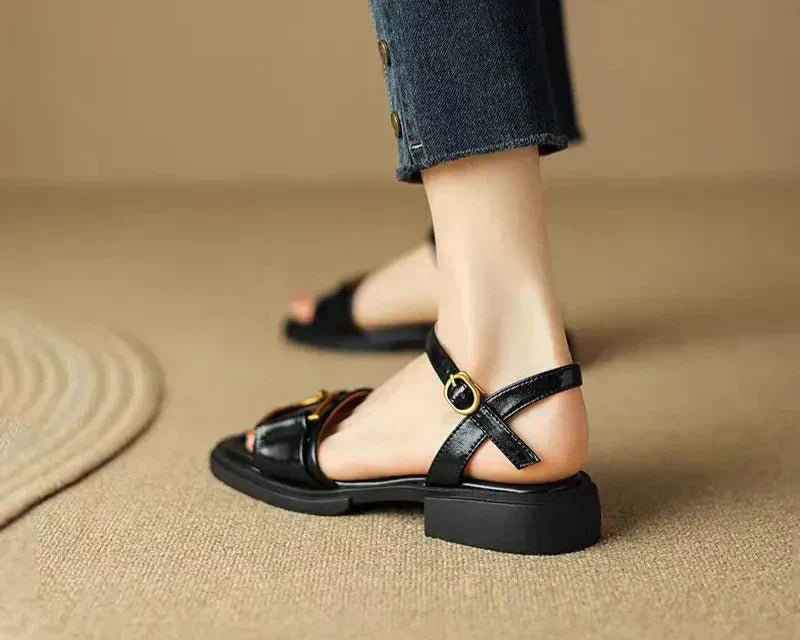 Amara – Platta Sandaler Med Spänne