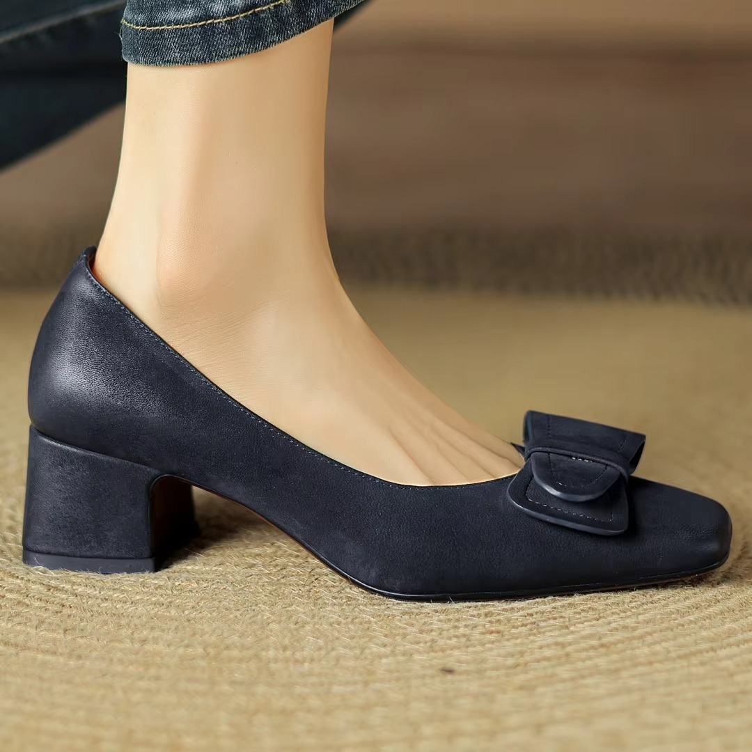 Monique | Pumps med rosett och låg klack
