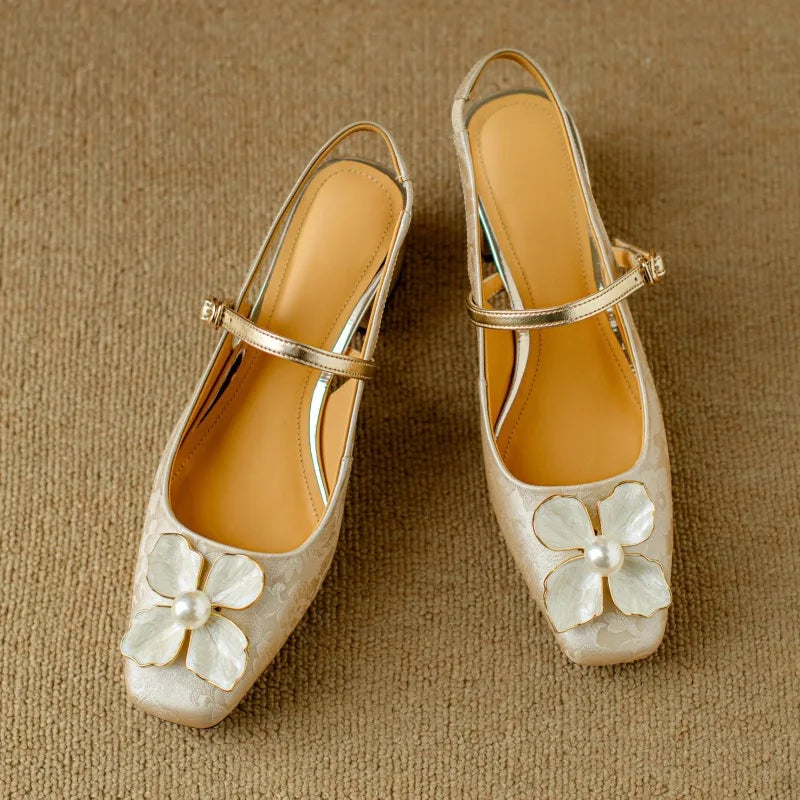 Sophie | Pumps med pärlemorsblomma