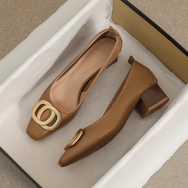 Brigitte | Fyrkantiga pumps med emblem