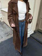 Elegant trenchcoat i mjuk mocka