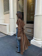 Elegant trenchcoat i mjuk mocka
