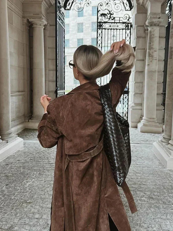 Elegant trenchcoat i mjuk mocka