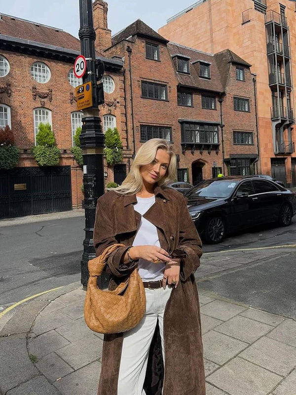Elegant trenchcoat i mjuk mocka