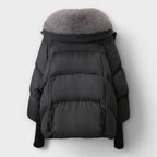 Lucina – elegant kappa med fuskpäls