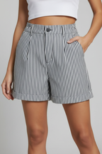 Charlotte – Kvinnoformade randiga högmidjade shorts