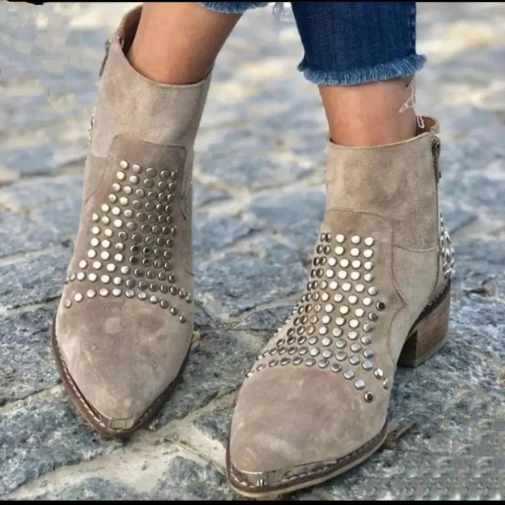 Charlotte – Ankelskor med Nitar, Spetsig Tå, Sidodragkedja, Chunky Klack
