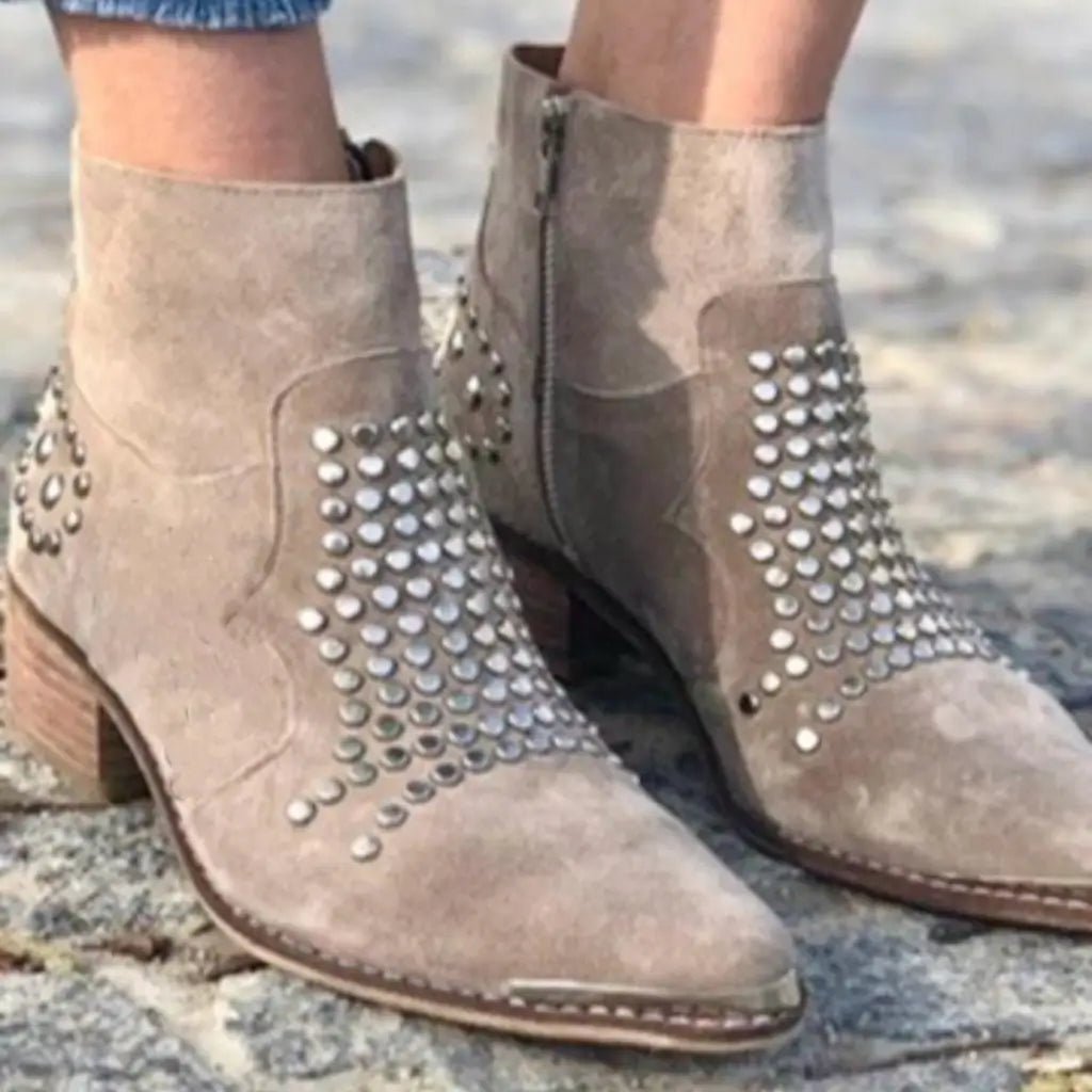 Charlotte – Ankelskor med Nitar, Spetsig Tå, Sidodragkedja, Chunky Klack