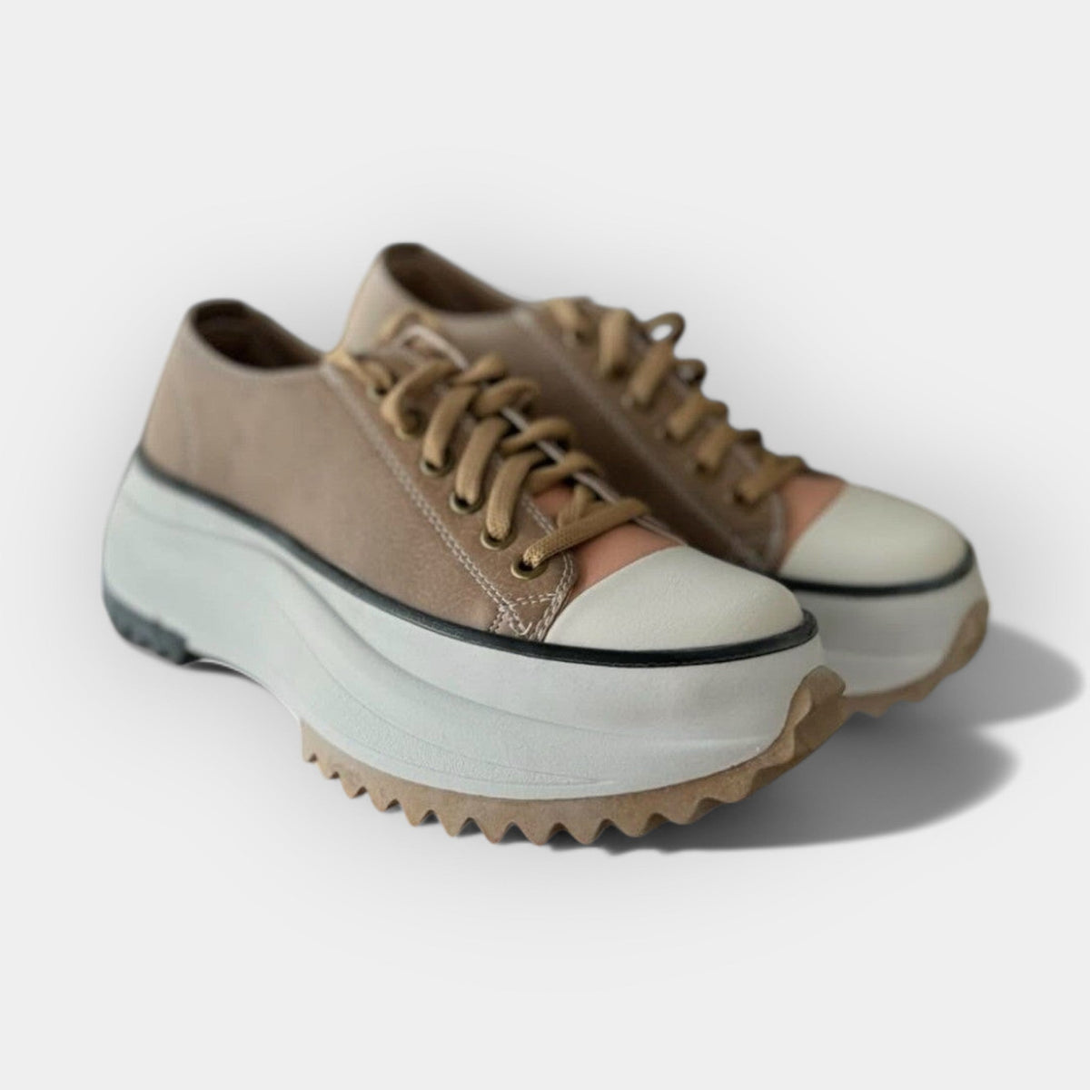 Moderna sneakers med kraftig sula