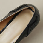 Claire | Pumps med band och perforeringar